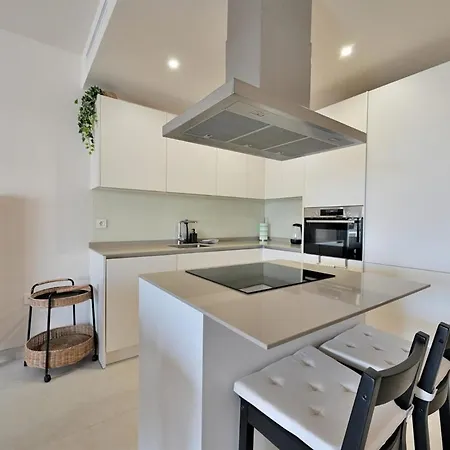 Apartment Panoramic Views & Walk To Beach! *