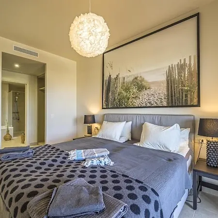 Panoramic Views & Walk To Beach! *