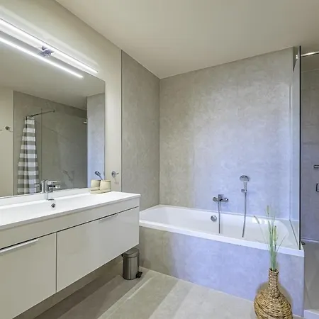 Apartment Panoramic Views & Walk To Beach!