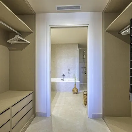 Panoramic Views & Walk To Beach! Apartment *