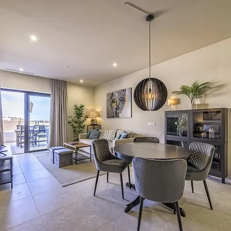 Apartment Panoramic Views & Walk To Beach!