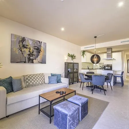 Panoramic Views & Walk To Beach! *