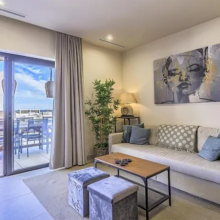 Apartment Panoramic Views & Walk To Beach! *